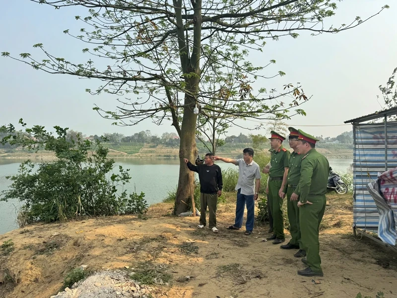 Công an và chính quyền lập chốt trực để ngăn chặn khai thác cát trái phép