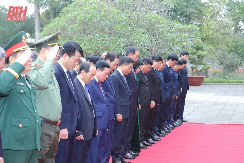 Đoàn đại biểu tỉnh Thanh Hóa dâng hoa, dâng hương Chủ tịch Hồ Chí Minh, Mẹ Việt Nam Anh hùng và các Anh hùng liệt sĩ nhân kỷ niệm 60 năm Hàm Rồng chiến thắng