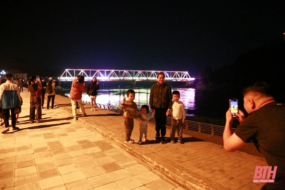 Lung linh cầu Hàm Rồng