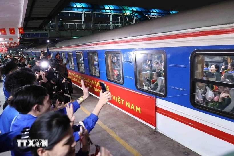 5 đoàn tàu đưa các quân nhân vào Nam hội tụ trong lễ diễu binh, diễu hành