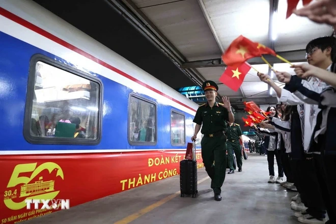 5 đoàn tàu đưa các quân nhân vào Nam hội tụ trong lễ diễu binh, diễu hành