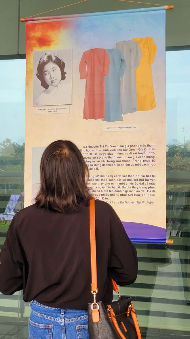 Áo dài phụ nữ Việt Nam hiên ngang trong “khói lửa” chiến tranh