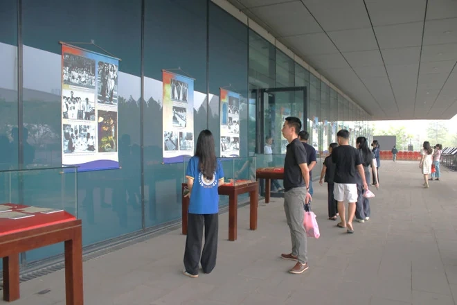 Áo dài phụ nữ Việt Nam hiên ngang trong “khói lửa” chiến tranh