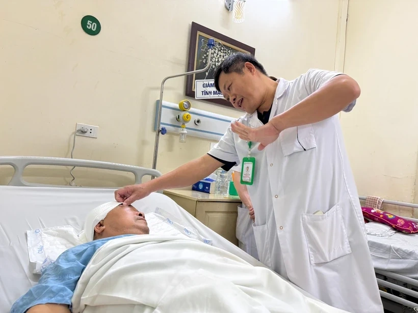 Bác sỹ BV Việt Đức lần đầu phẫu thuật phối hợp hai đường mổ, loại bỏ khối u não