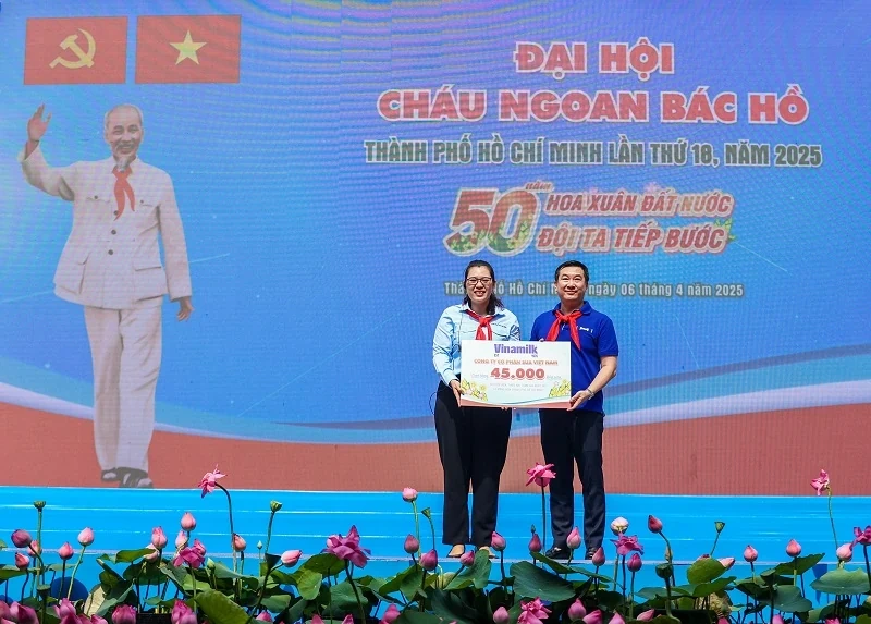 Vinamilk tặng 50.000 hộp sữa cho thiếu nhi TP Hồ Chí Minh nhân sự kiện 50 năm thống nhất đất nước