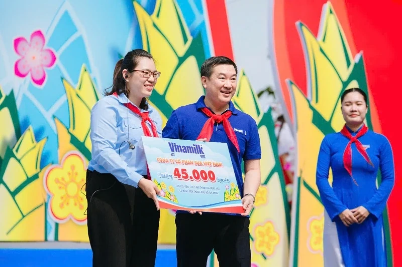 Vinamilk tặng 50.000 hộp sữa cho thiếu nhi TP Hồ Chí Minh nhân sự kiện 50 năm thống nhất đất nước
