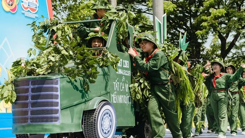 Vinamilk tặng 50.000 hộp sữa cho thiếu nhi TP Hồ Chí Minh nhân sự kiện 50 năm thống nhất đất nước