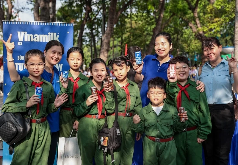 Vinamilk tặng 50.000 hộp sữa cho thiếu nhi TP Hồ Chí Minh nhân sự kiện 50 năm thống nhất đất nước