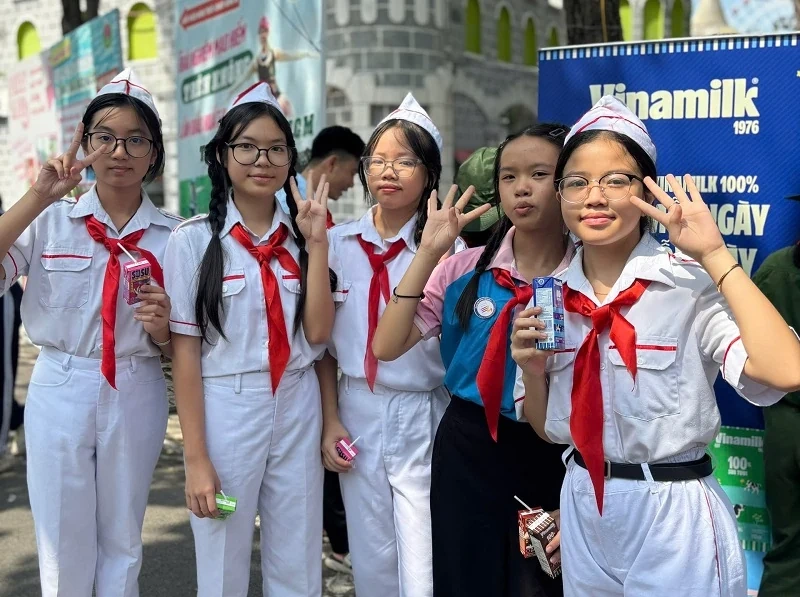 Vinamilk tặng 50.000 hộp sữa cho thiếu nhi TP Hồ Chí Minh nhân sự kiện 50 năm thống nhất đất nước