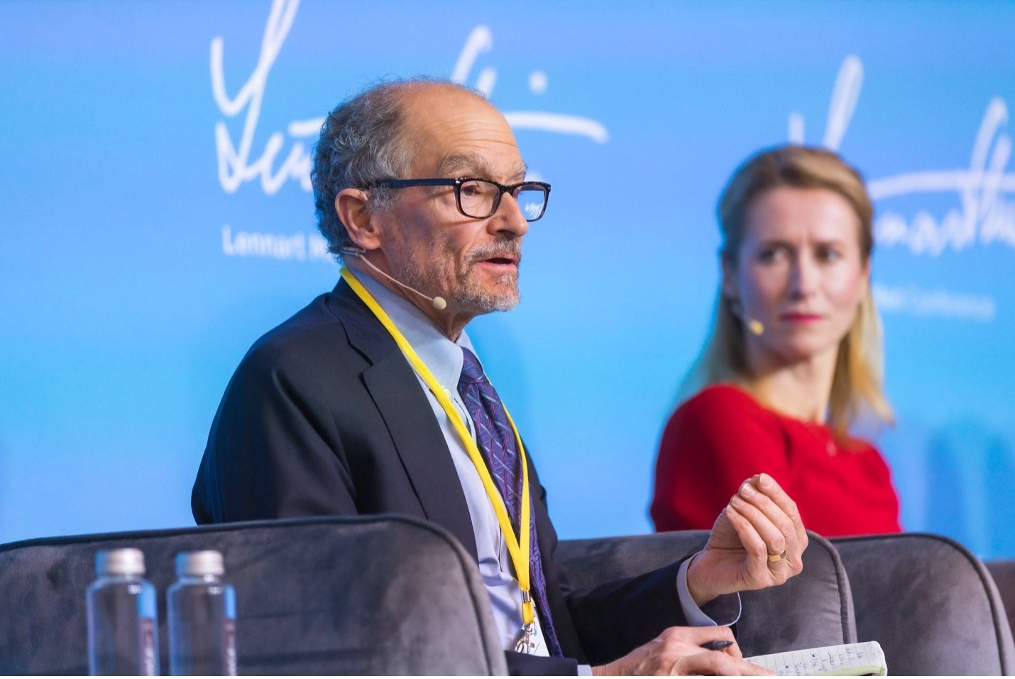 Áp lực cho Ukraine, hoa cho Nga