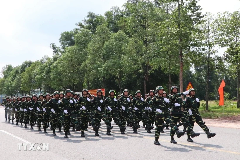 Quân đội Hoàng gia Campuchia và Lào diễn tập diễu binh tại Bình Dương