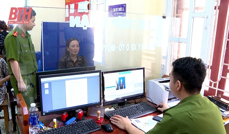 Sau gần 1 tháng đã giải quyết gần 600 hồ sơ cấp, đổi giấy phép lái xe tại công an cấp xã 