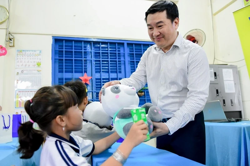 Vinamilk & Quỹ sữa dành tặng 500.000 hộp sữa đến trẻ em nhân dịp 50 năm thống nhất đất nước