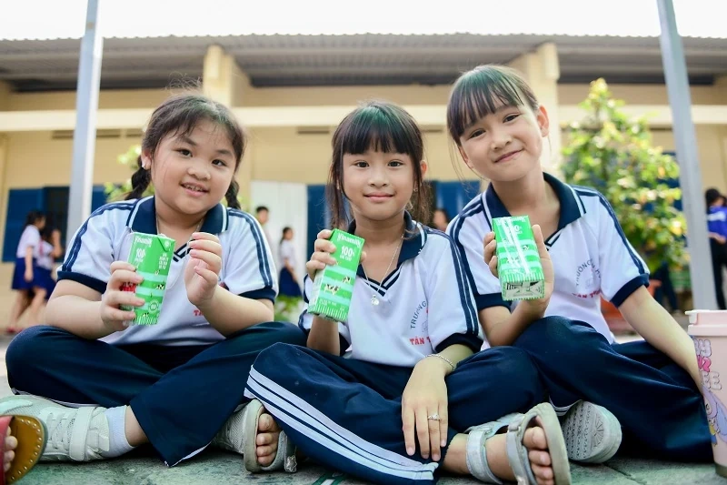 Vinamilk & Quỹ sữa dành tặng 500.000 hộp sữa đến trẻ em nhân dịp 50 năm thống nhất đất nước