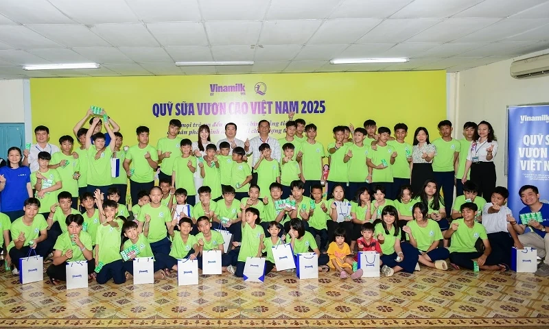 Vinamilk & Quỹ sữa dành tặng 500.000 hộp sữa đến trẻ em nhân dịp 50 năm thống nhất đất nước