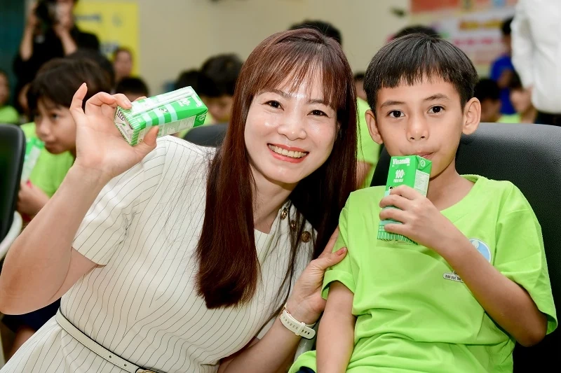 Vinamilk & Quỹ sữa dành tặng 500.000 hộp sữa đến trẻ em nhân dịp 50 năm thống nhất đất nước