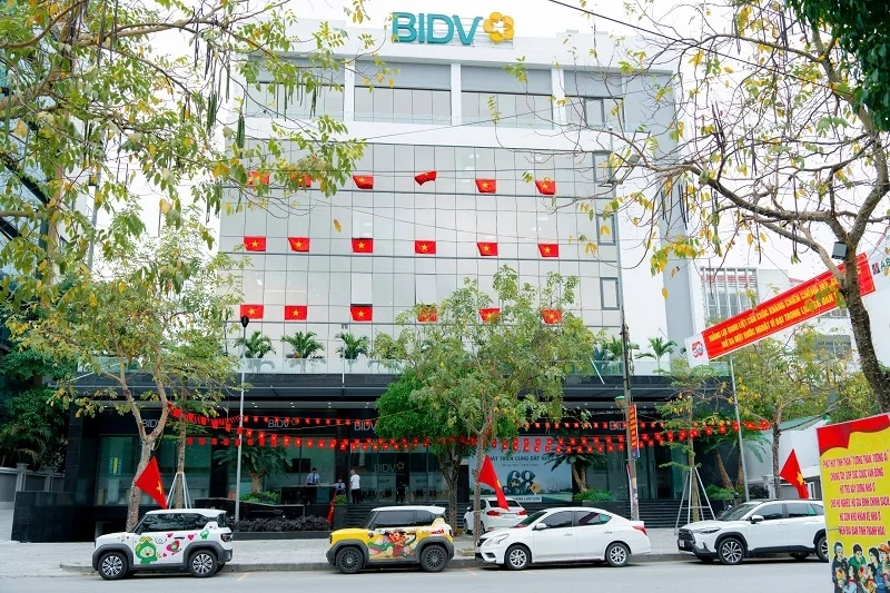 BIDV Lam Sơn rực rỡ cờ hoa chào mừng kỷ niệm 50 năm Giải phóng miền Nam, 68 năm thành lập BIDV