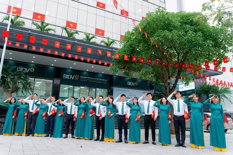 BIDV Lam Sơn rực rỡ cờ hoa chào mừng kỷ niệm 50 năm Giải phóng miền Nam, 68 năm thành lập BIDV