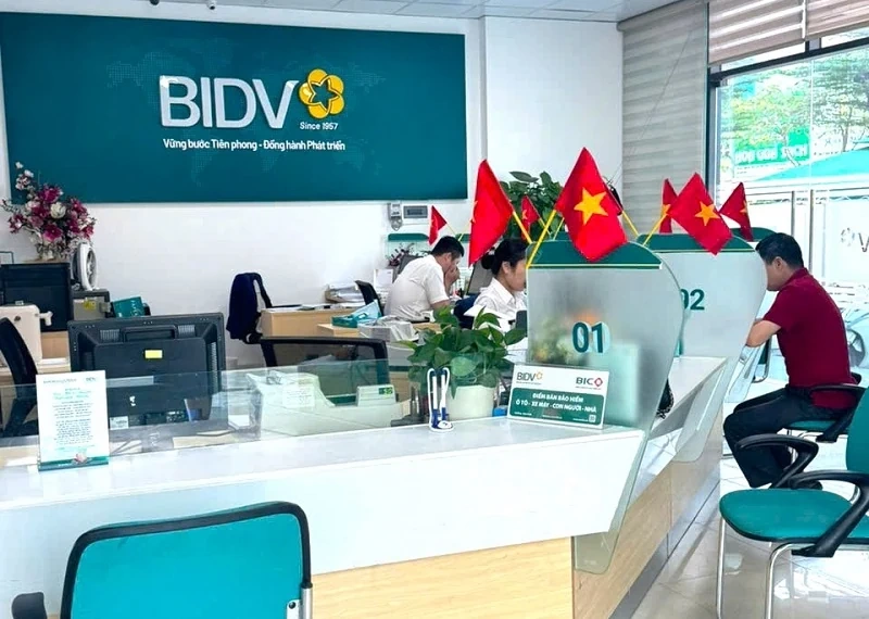 BIDV Lam Sơn rực rỡ cờ hoa chào mừng kỷ niệm 50 năm Giải phóng miền Nam, 68 năm thành lập BIDV