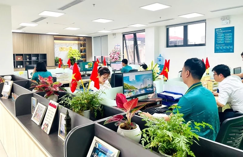 BIDV Lam Sơn rực rỡ cờ hoa chào mừng kỷ niệm 50 năm Giải phóng miền Nam, 68 năm thành lập BIDV