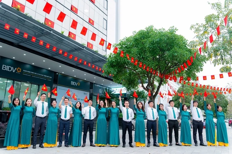 BIDV Lam Sơn rực rỡ cờ hoa chào mừng kỷ niệm 50 năm Giải phóng miền Nam, 68 năm thành lập BIDV