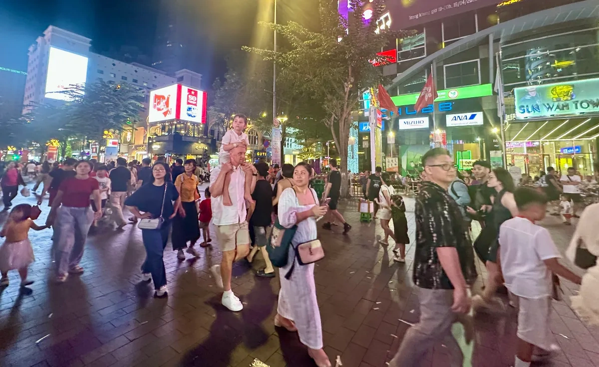 TP Hồ Chí Minh có thật sự “cháy” phòng, hết tour?