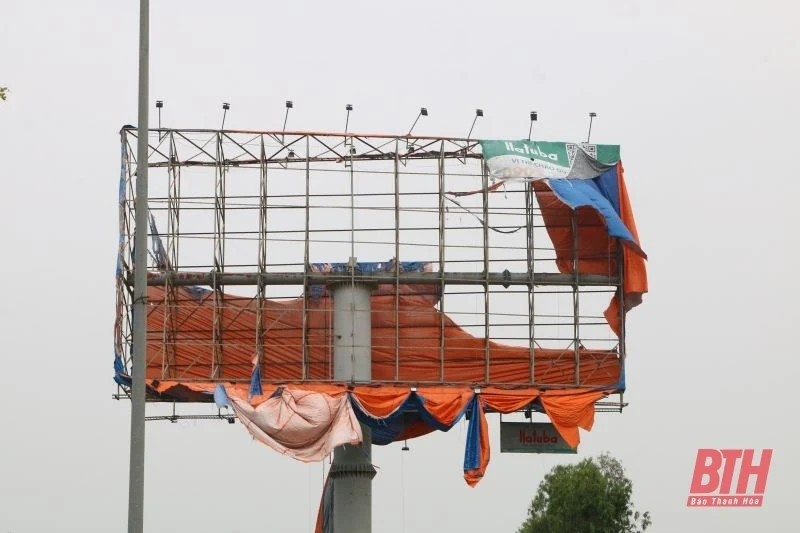 Nhếch nhác biển quảng cáo ven Quốc lộ 1A