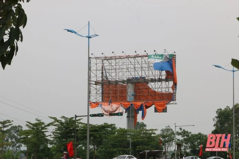 Nhếch nhác biển quảng cáo ven Quốc lộ 1A