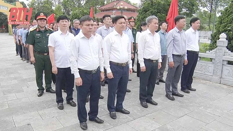 Thị xã Nghi Sơn dâng hoa, dâng hương nhân kỷ niệm 50 năm Ngày giải phóng miền Nam, thống nhất đất nước