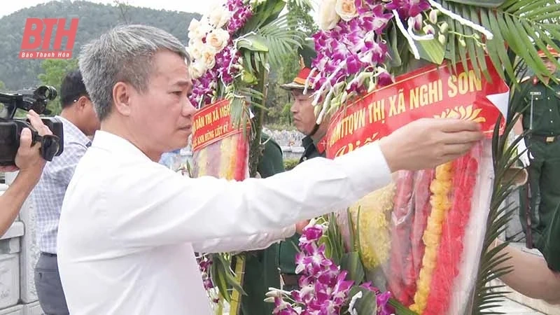 Thị xã Nghi Sơn dâng hoa, dâng hương nhân kỷ niệm 50 năm Ngày giải phóng miền Nam, thống nhất đất nước