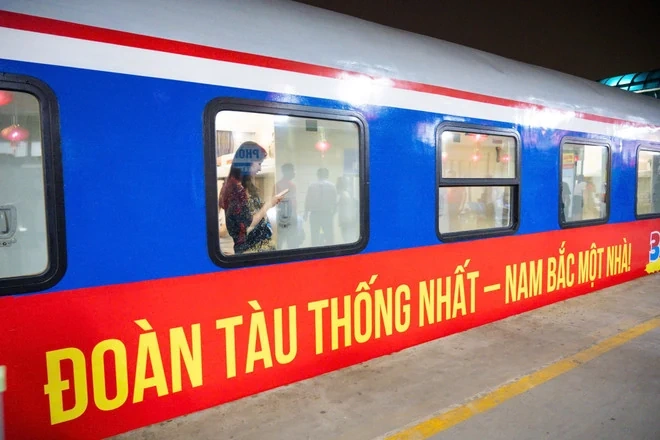 ‘Đoàn tàu Thống Nhất’ hai miền lăn bánh, mang theo khát vọng hòa bình