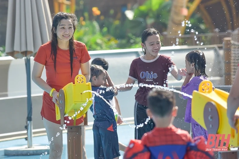 Du khách giải nhiệt ngày hè tại Sun World Sầm Sơn