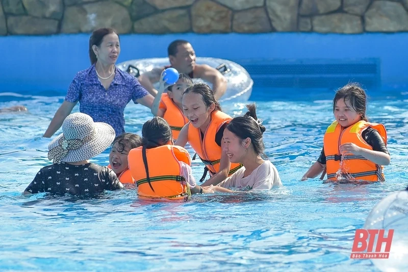 Du khách giải nhiệt ngày hè tại Sun World Sầm Sơn