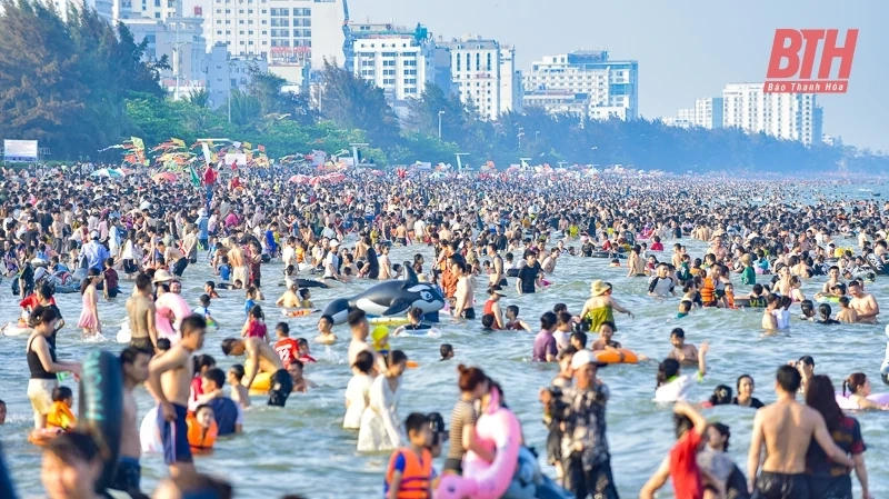Sầm Sơn đông nghịt người trong ngày đầu nghỉ lễ