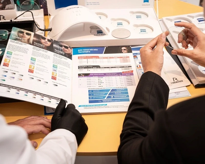 Bảng giá tròng kính đổi màu chính hãng và địa chỉ mua uy tín