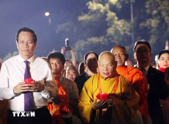 Hơn 10.000 người dự lễ thắp nến cầu hòa bình trong khuôn khổ Đại lễ Vesak 2025