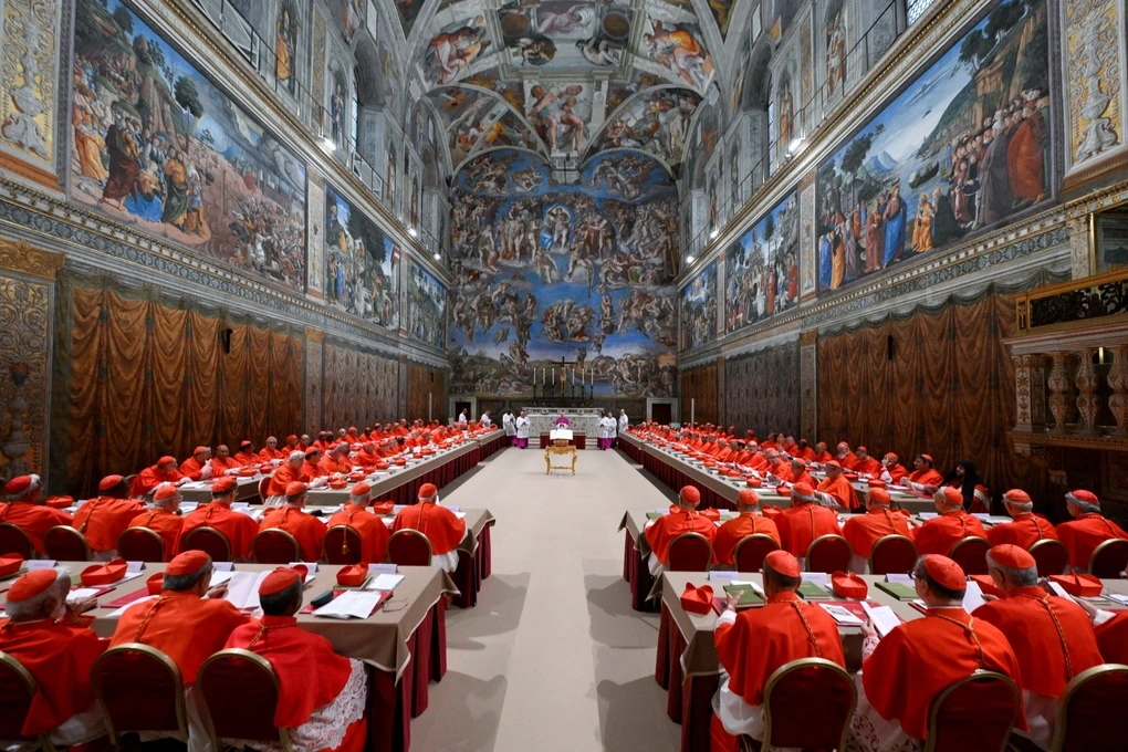 Khói đen xuất hiện, mật nghị hồng y chưa bầu được Giáo hoàng mới