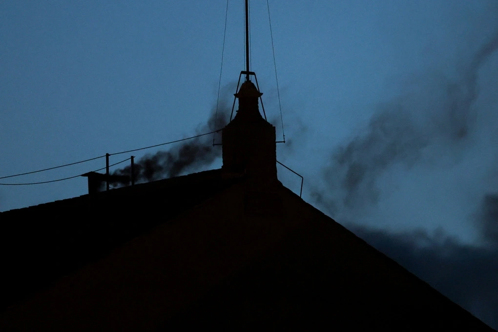 Khói đen xuất hiện, mật nghị hồng y chưa bầu được Giáo hoàng mới