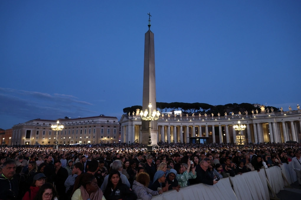 Khói đen xuất hiện, mật nghị hồng y chưa bầu được Giáo hoàng mới