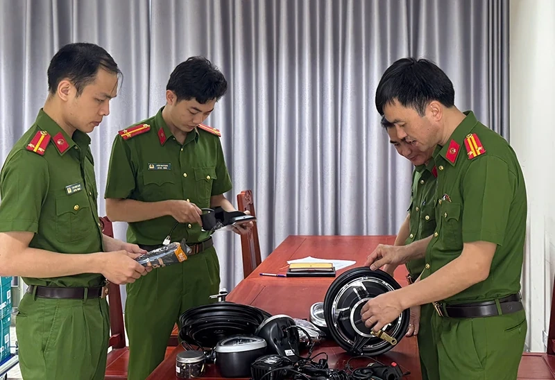 Triệt phá 2 đường dây buôn lậu bình ắc quy và phụ tùng xe điện quy mô lớn