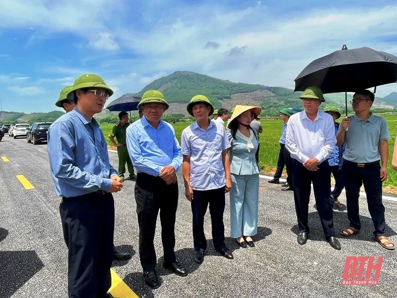 Kiểm tra, đôn đốc việc triển khai sắp xếp đơn vị hành chính cấp xã; hỗ trợ xây dựng nhà ở cho hộ nghèo và giải ngân vốn đầu tư công tại huyện Hà Trung