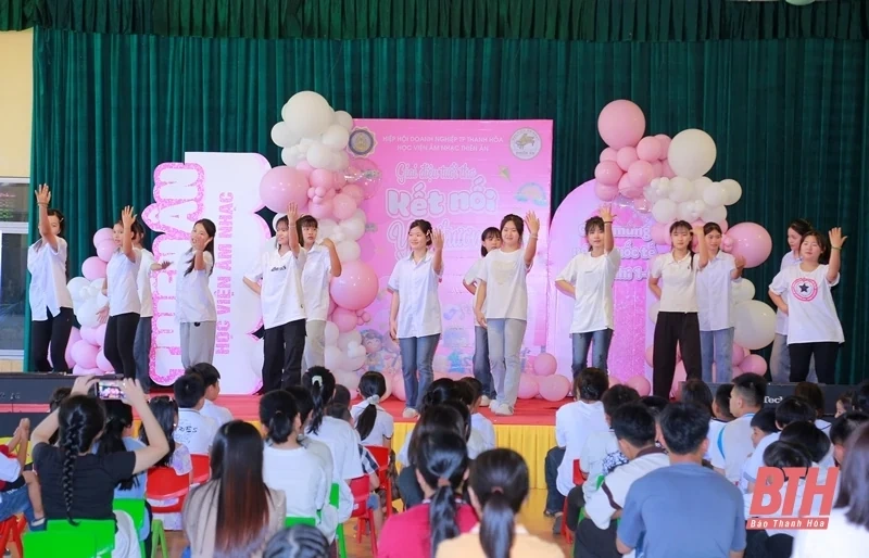 Trao quà cho các em nhỏ Làng trẻ em SOS Thanh Hóa
