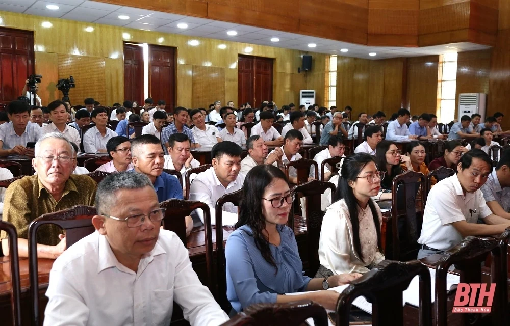 Chủ tịch UBND tỉnh Đỗ Minh Tuấn tiếp xúc cử tri thị xã Nghi Sơn