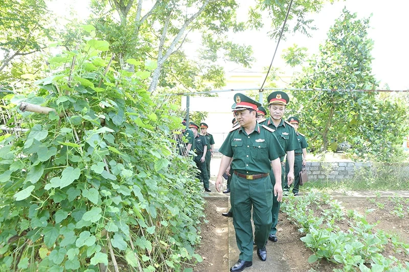 Quân khu kiểm tra công tác chuẩn bị tổ chức quân sự địa phương tại Bộ CHQS tỉnh 