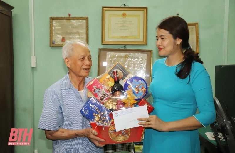 Hội Nhà báo tỉnh thăm, tặng quà thân nhân các nhà báo liệt sĩ