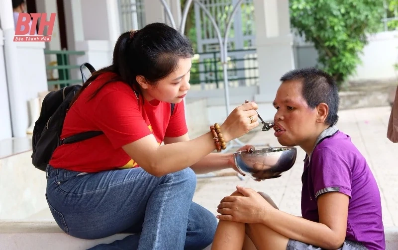 Hội thiện nguyện từ tâm Hải Phòng tặng quà cho người có công và trẻ mồ côi Thanh Hóa