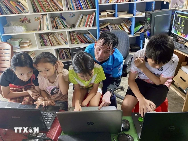 Nạn nhân chất độc da cam tự lập trình lại cuộc đời mình nhờ đam mê công nghệ