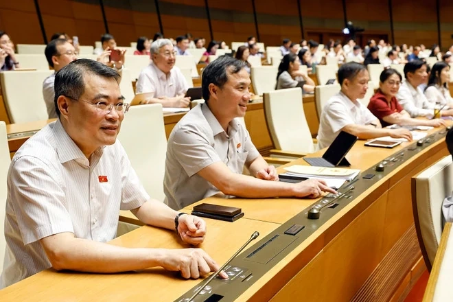 Sáng 16/6, Quốc hội biểu quyết thông qua Nghị quyết về sửa đổi một số điều của Hiến pháp