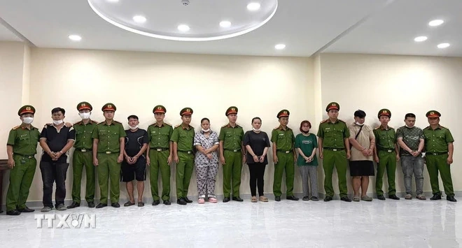 Triệt phá đường dây sản xuất nước hoa giả cực lớn