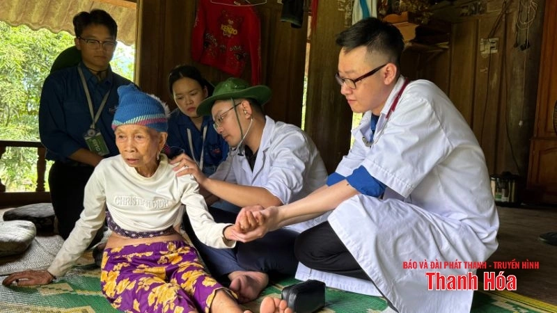 Áo trắng đến với vùng biên